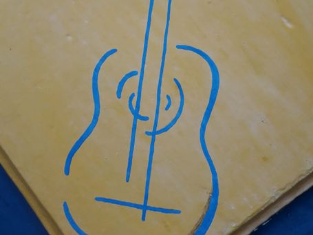 Gitarre auf Holz